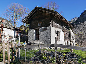Das Maiensäss Cà da l'Ava liegt im Weiler Masciadone oberhalb von Cauco (Calanca) und ist zu Fuss oder im Sommer per Auto zu erreichen. Das kleine Häuschen bietet Platz für ca. 12 Personen und ist für Kleingruppen, Familien und Einzelpersonen geeignet.