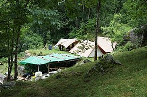 Auf terrassiertem Gelände unterhalb von Cauco bietet die Pfadfinderinnenstiftung Calancatal Platz zum Zelten in natürlicher Umgebung mit minimalem Angebot für Familien, einzelne Gäste, Kleingruppen und Klassen.
